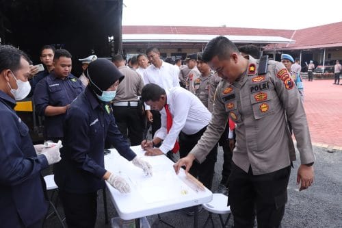 Cegah Penyalahgunaan Narkoba, Propam Polres Grobogan Lakukan Tes Urine Mendadak