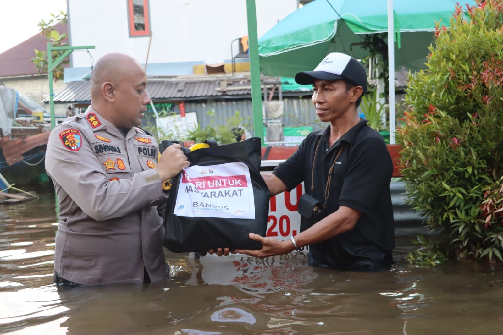 Polres Barito Utara Salurkan Bansos untuk Warga Terdampak Banjir