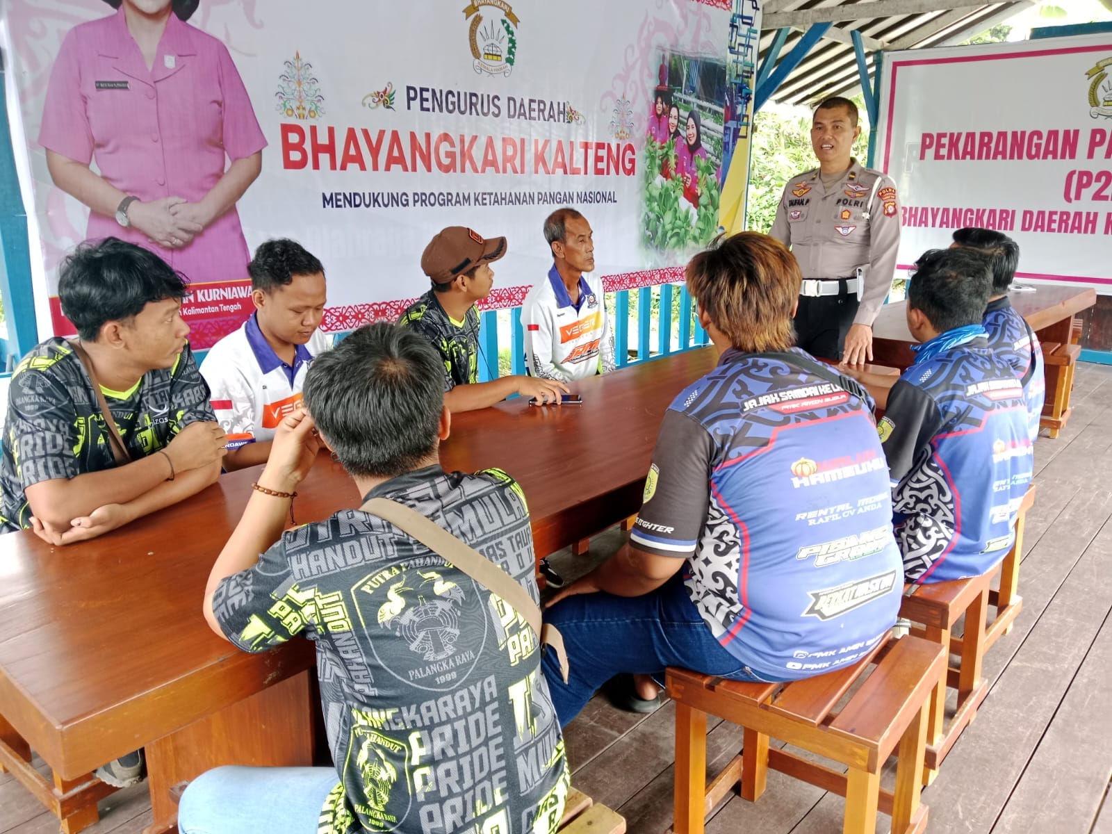 Tingkatkan Disiplin Berkendara, Polda Kalteng Berikan Edukasi Lalu Lintas kepada Komunitas Fire Rescue