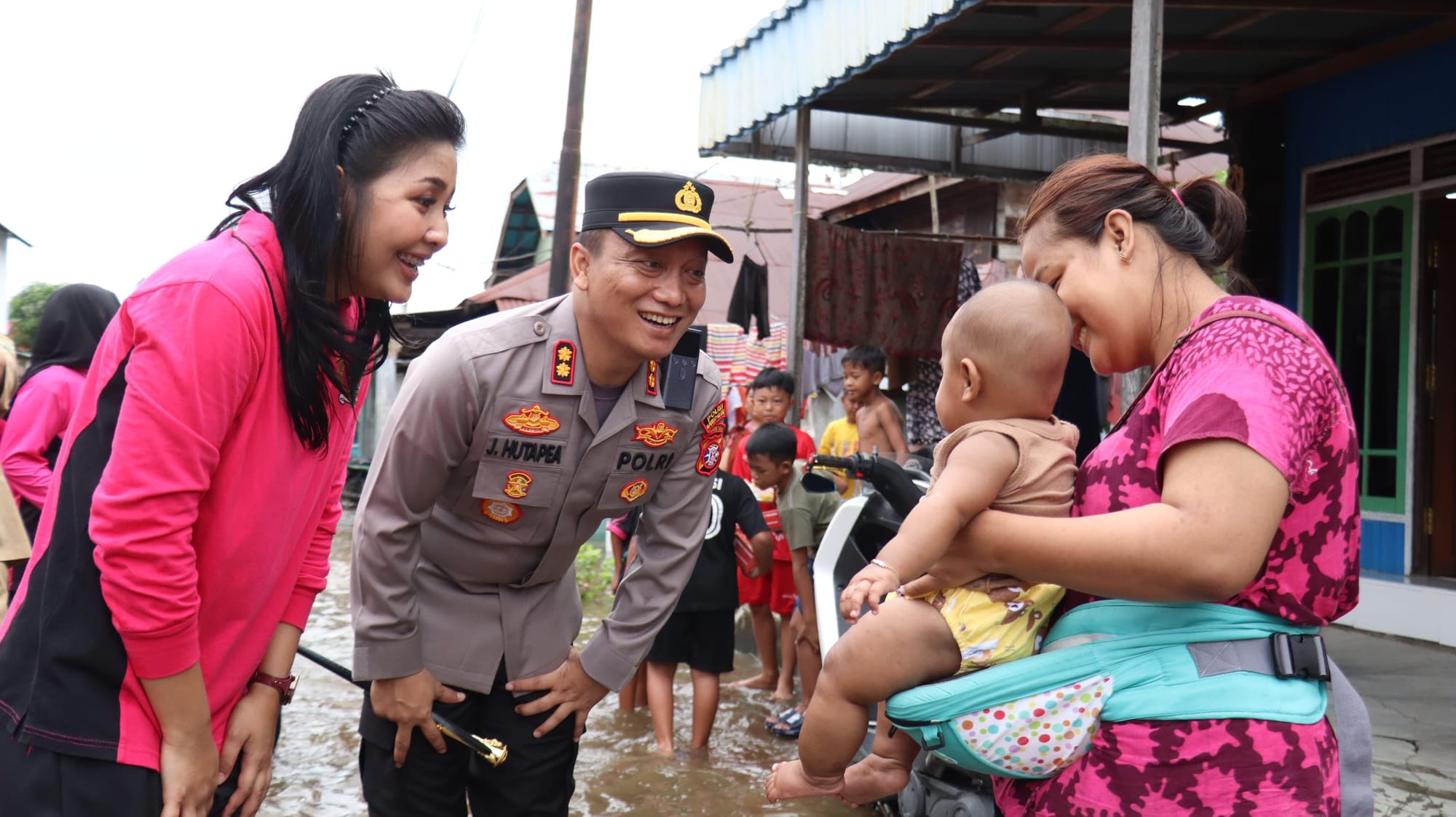 Tinjau Banjir Di Pemukiman Warga Jalan Kamper, Kapolres Barsel Berikan Bansos