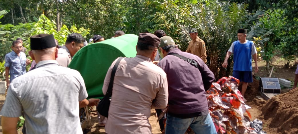 Tunjukkan Solidaritas, Polisi di Buluspesantren Ikut Gali Makam Teman Dekat