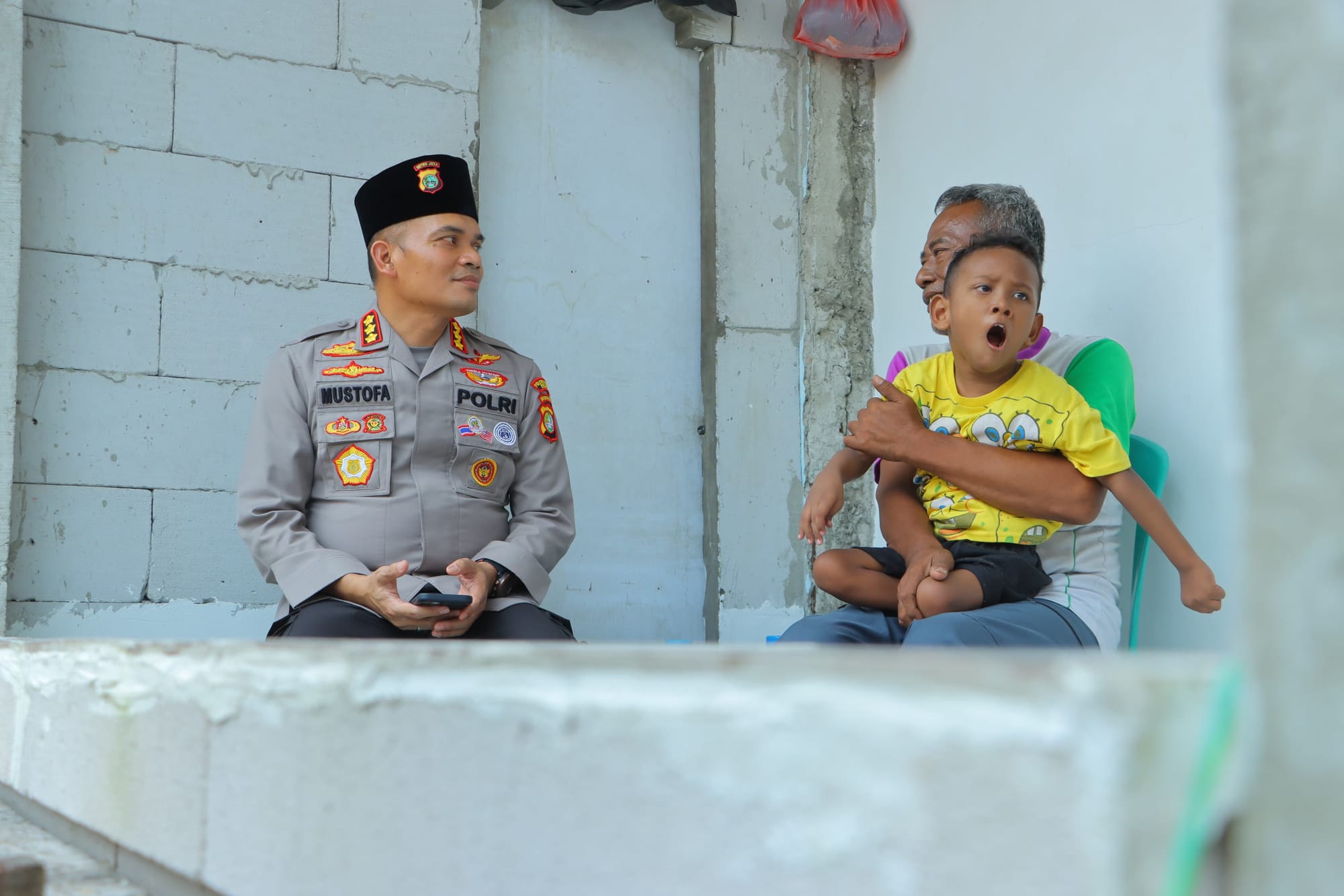 Polisi Beri Bantuan Kursi Roda untuk Penderita Celebral Palsy-Lansia di Bekasi dan Karawang