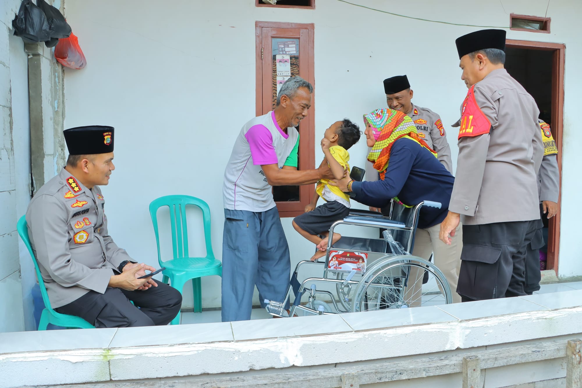 Bantuan Kursi Roda untuk Penderita Celebral Palsy dan Lansia, Polisi Tunjukkan Kepedulian di Bekasi dan Karawang