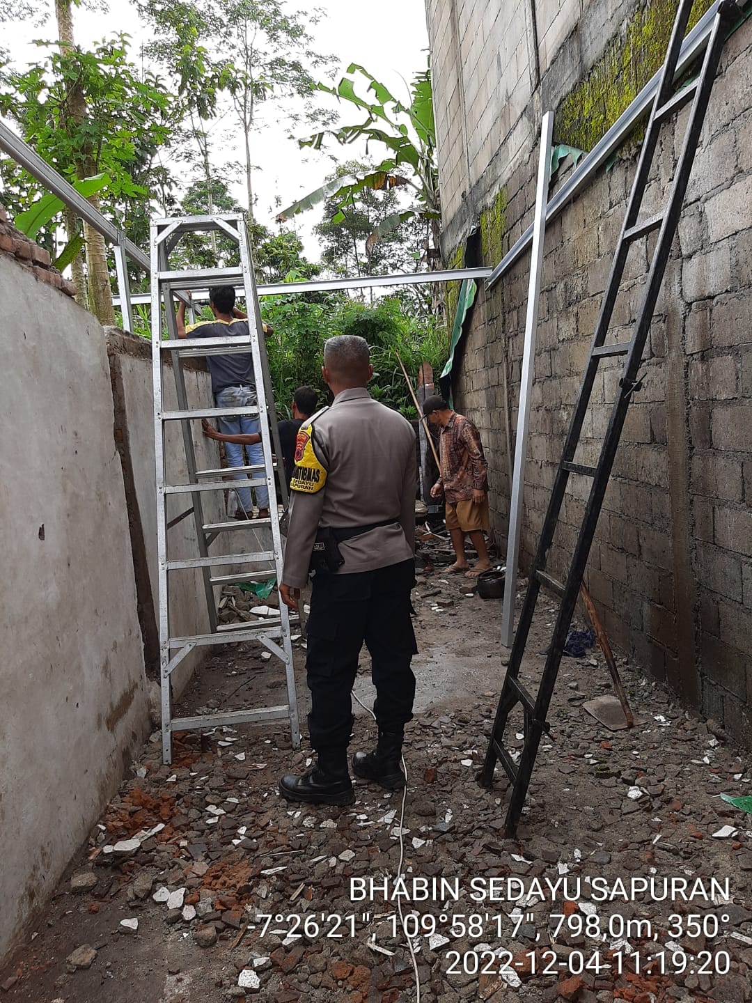 Bhabinkamtibmas Polres Wonosobo Bedah Rumah Warga Tak Layak Huni