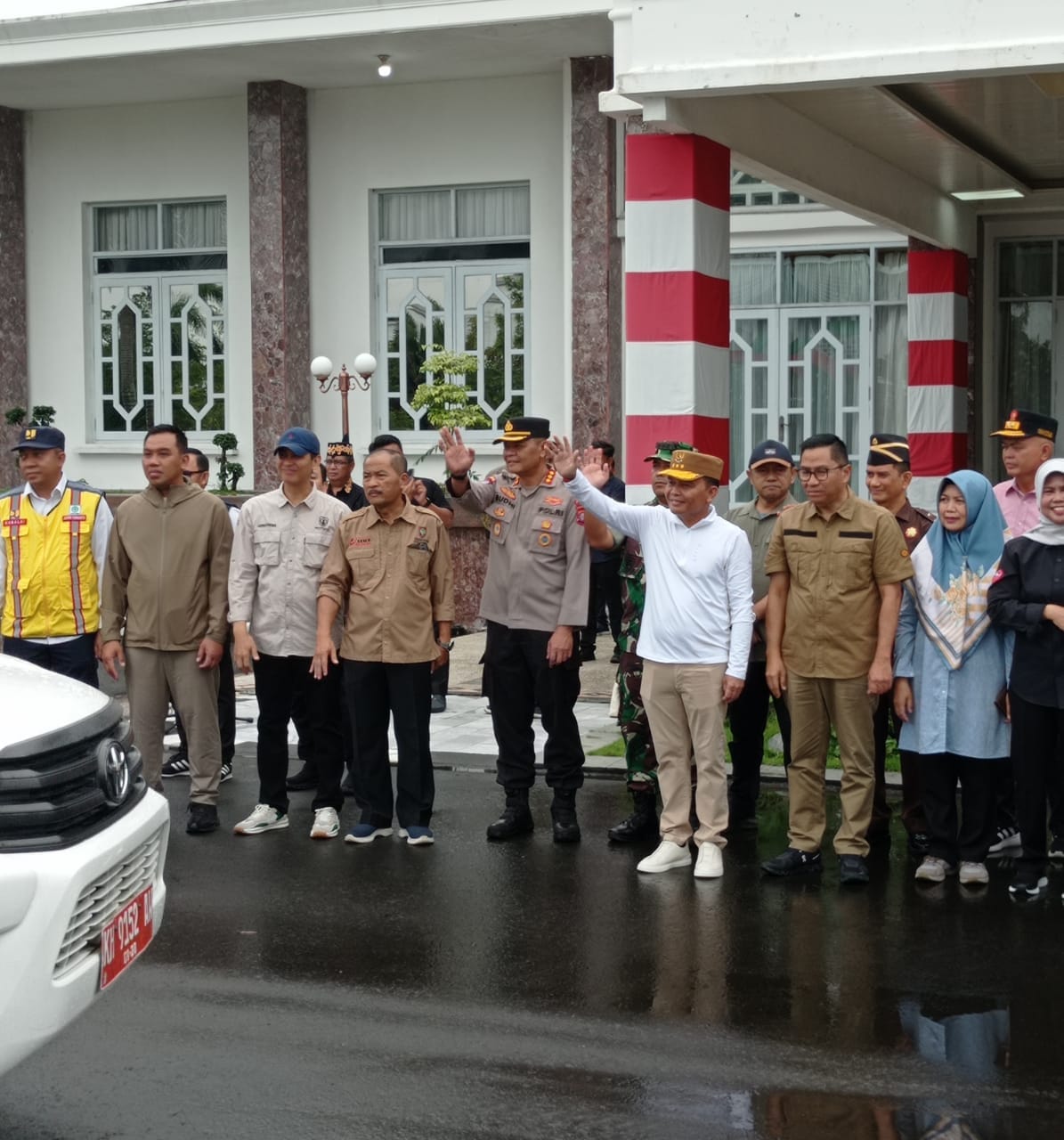 Dirbinmas Polda Kalteng Dampingi Gubernur Lepas Bantuan Darurat Bencana Banjir ke Wilayah Barito