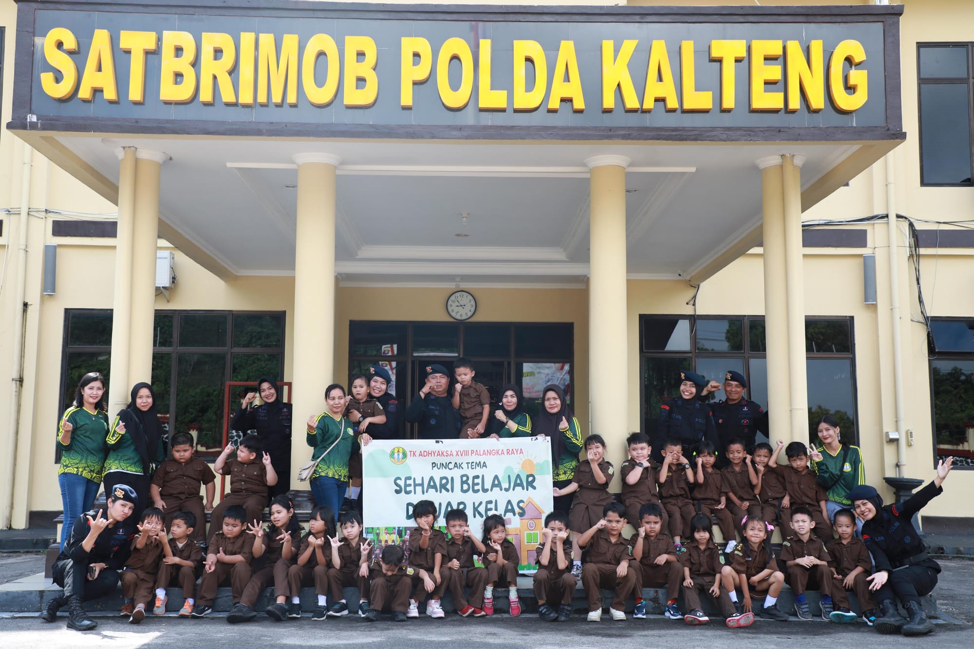 Satbrimob Polda Kalteng Sambut Kunjungan Edukatif Anak-Anak TK Adhyaksa Palangka Raya