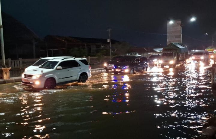 Pantura Demak Macet Parah Imbas Banjir Rob