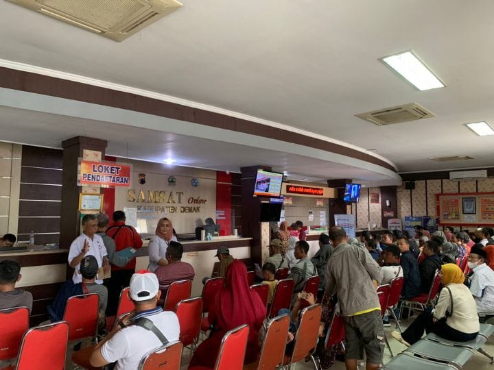 Warga Demak Serbu Kantor Samsat, Manfaatkan Program Pemutihan Pajak Kendaraan