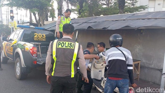 Polres Klaten Dipuji Warganet Usai Bantu Warga yang Motornya Mogok