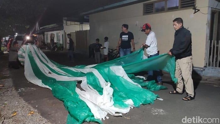 Balon Udara Raksasa Jatuh di Kraguman Klaten, Warga Heboh