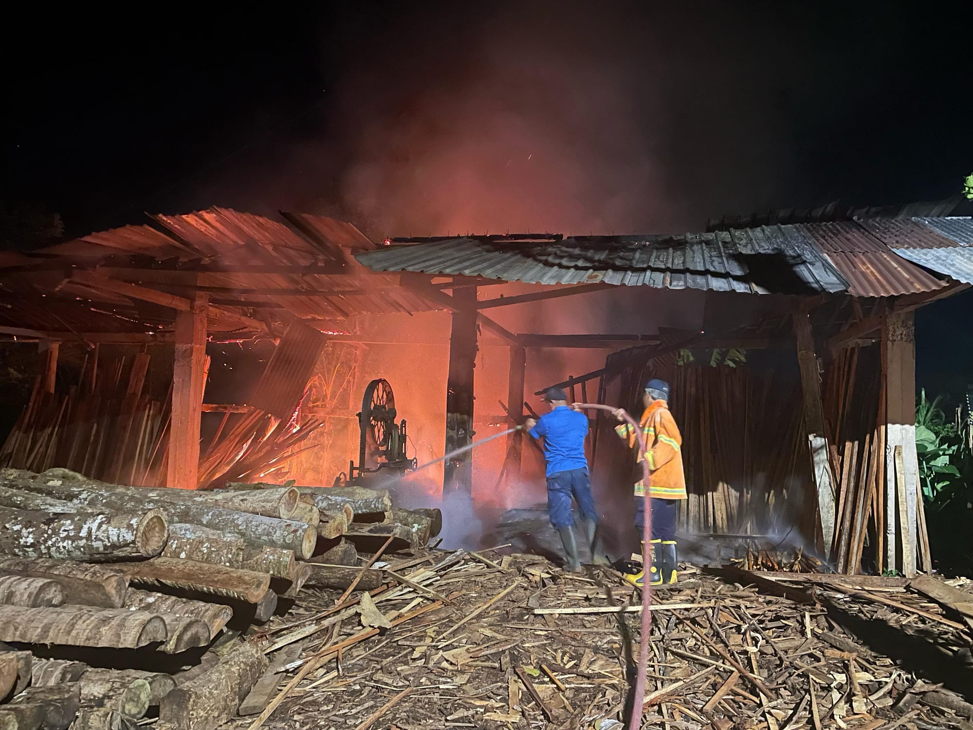 Dua Bangunan di Banyumas Terbakar, Api Hanguskan Laundry dan Gudang Kayu