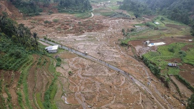 Tebing Setinggi 15 Meter Longsor, Akses Jalan di Cilacap Tertutup Sementara
