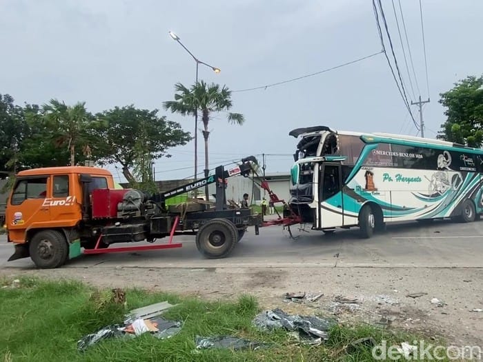 Tabrakan Karambol di Kudus, Bus dan 2 Truk Terlibat Akibat Rem Blong