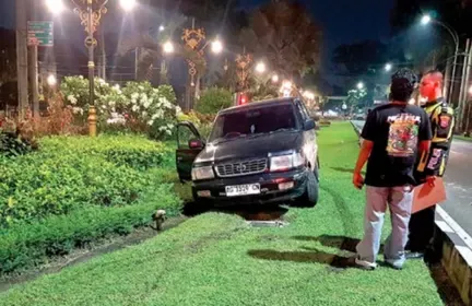 Kecelakaan Terulang, Mobil Hantam Taman di Jalan Besar Ijen