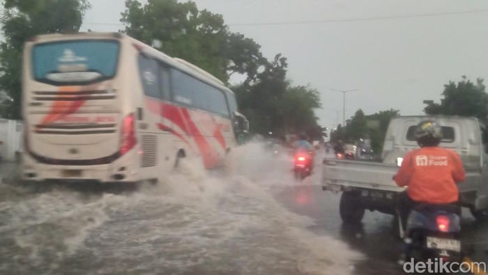 Hujan Deras Guyur Klaten, Jalan Jogja-Solo di Jambu Kulon Tergenang