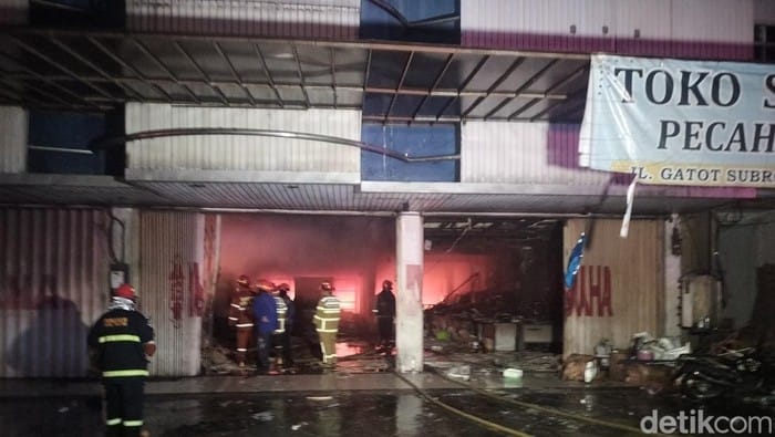 Kebakaran Hebat di Malang, Gudang Pecah Belah dan Kendaraan Ludes Terbakar