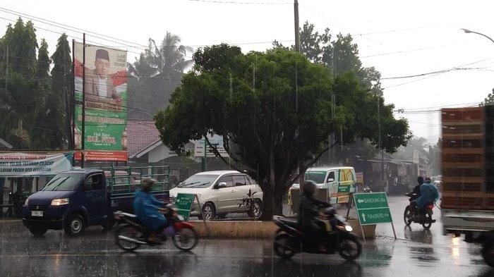 Warga Majenang dan Brebes Diimbau Waspada Hujan Deras Siang hingga Malam