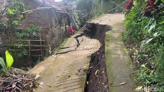 Puluhan Rumah Rusak Akibat Tanah Gerak di Sirampog Brebes, Warga Mengungsi