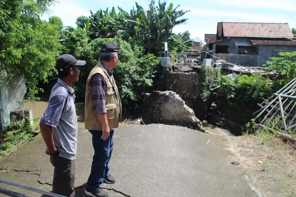 Jembatan Penghubung Kampung di Klaten Putus Diterjang Arus Deras