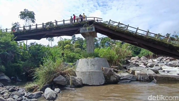Diterjang Hujan Deras, Jembatan Kaligiri Sirampog Brebes-Tegal Putus