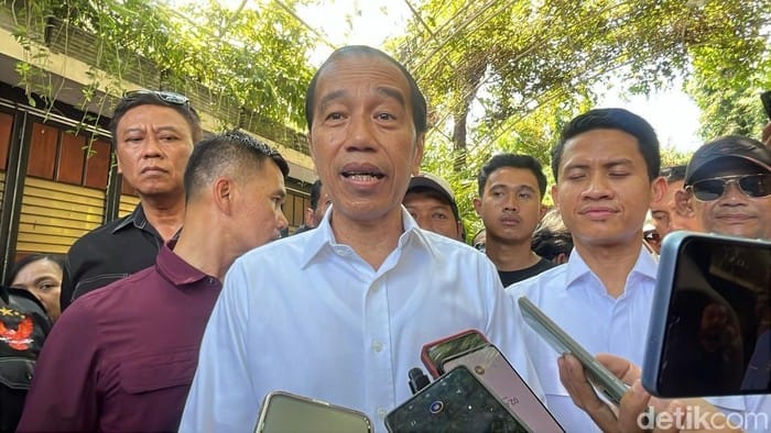Jokowi Pertimbangkan Tempuh Jalur Hukum soal Isu Ijazah Palsu: Sudah Jadi Fitnah