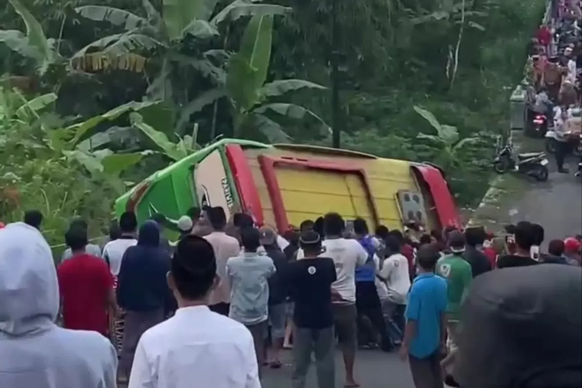 Kecelakaan di Batang, Bus Rombongan Peziarah Demak Terguling Saat Perjalanan