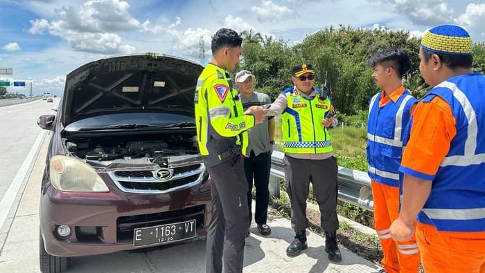 Kapolres Klaten Bantu Mobil Mogok dan Antar Penumpang ke Pospam