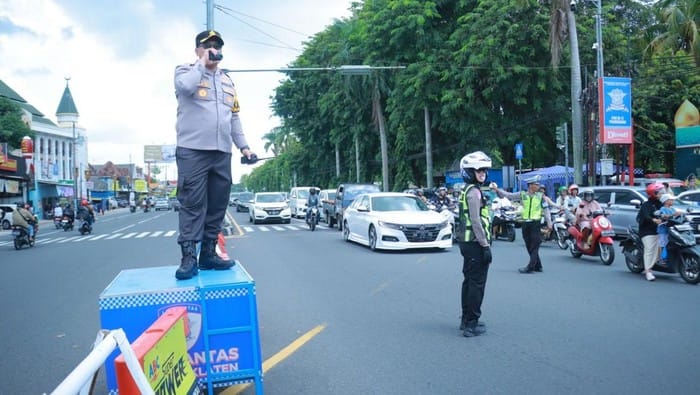 Kapolres Klaten Pastikan Kelancaran Arus Mudik di Simpang Prambanan