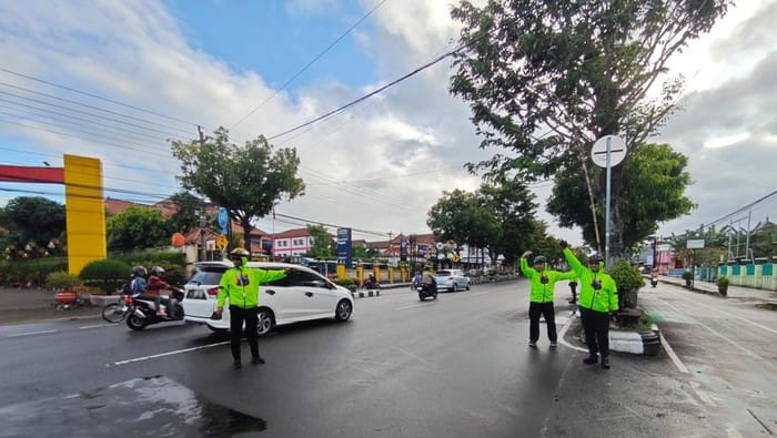 Kapolres Klaten Tembus Hujan, Patroli Keliling dan Ikut Atur Lalu Lintas
