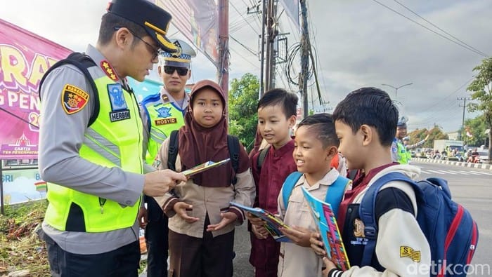Kapolresta Magelang Rayakan Hari Buku dengan Bagikan Komik ke Siswa SD