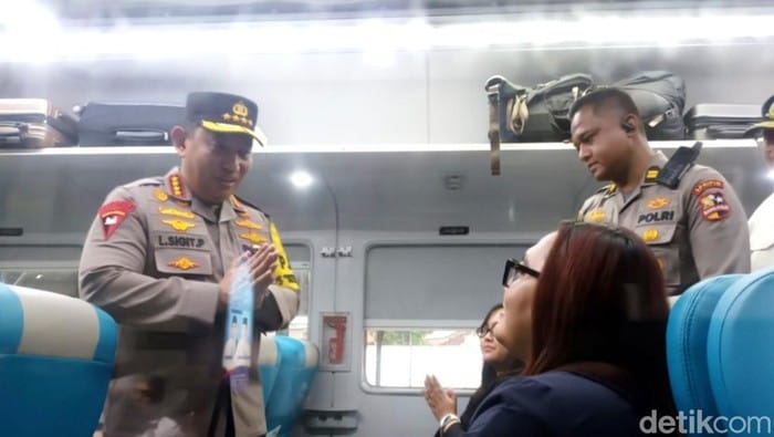 Pastikan Kelancaran, Kapolri Tinjau Stasiun Tawang Saat Arus Balik