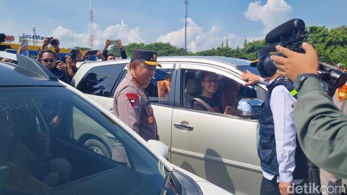 Momen Hangat Kapolri Sapa Pemudik dan Bagikan Bingkisan di Kalikangkung
