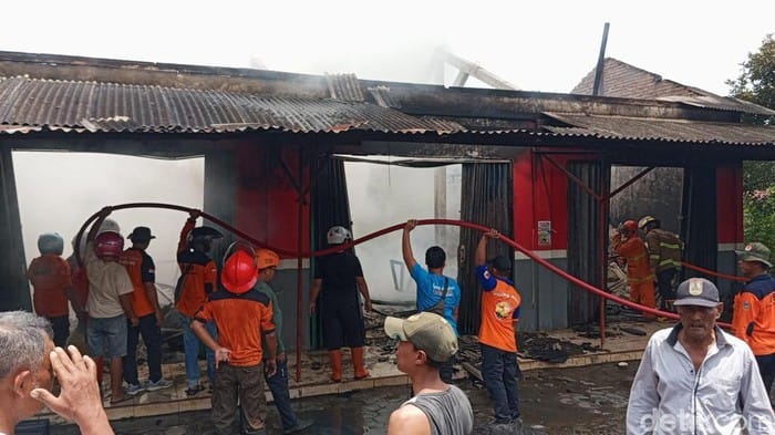 Kebakaran Hanguskan 3 Kios di Kandangmas Kudus, Kerugian Capai Rp 460 Juta