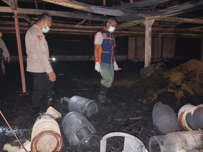 Ledakan Tabung Gas Hanguskan Kandang Ayam 22 Ribu Ekor di Sragen