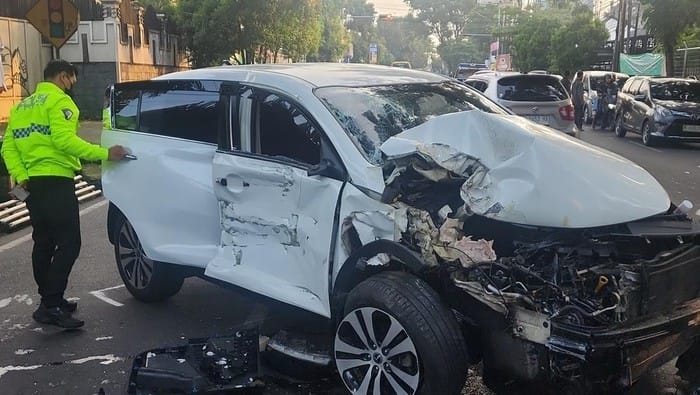Hilang Konsentrasi, KIA Sportage Tabrak Truk Tebu di Kota Malang