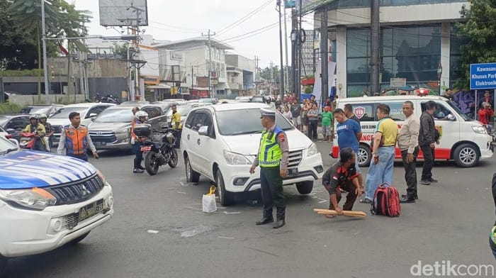 Innova Tabrak Pasutri di Jalan Pemuda Semarang, Istri Terseret Masuk Kolong Mobil