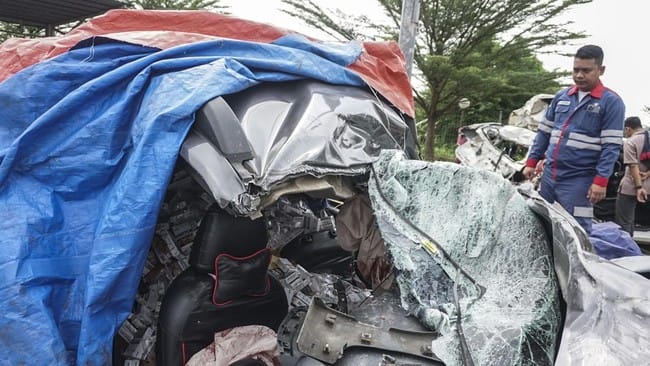 Deret Fakta Adu Banteng Bus Bonek vs BRV Lawan Arah di Tol Pekalongan