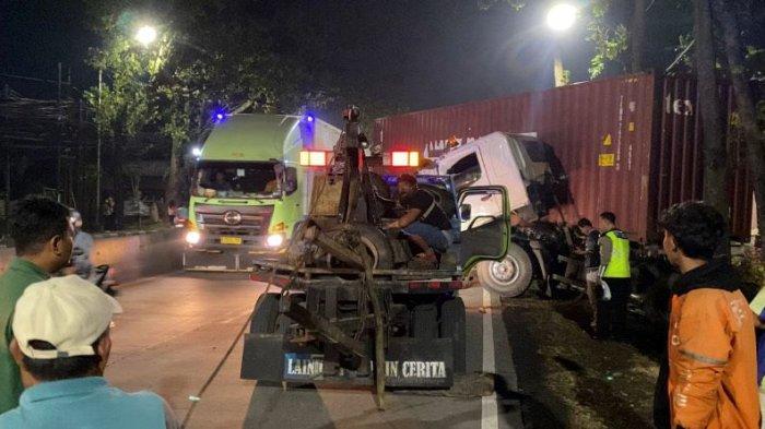 Truk Kontainer di Banyumanik Semarang Selip Ban, Tabrak Median dan Pohon