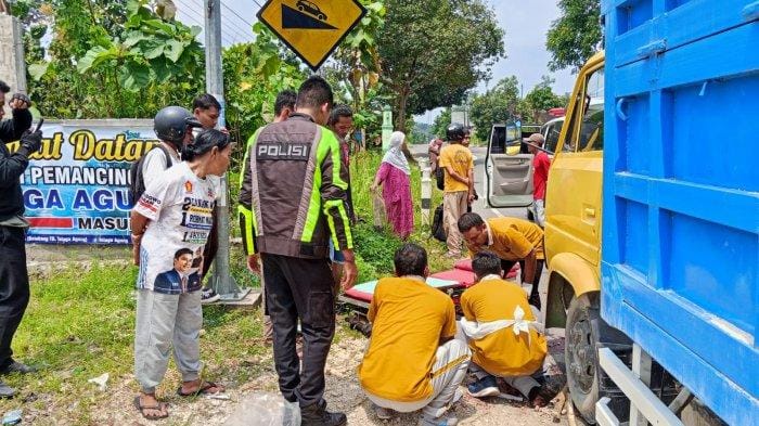 Insiden di Jalan Raya Blora - Rembang: Dua Sepeda Motor dan Dump Truk Terlibat Kecelakaan, Semua Selamat