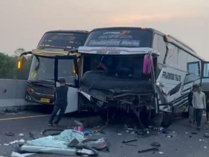 Bus Rombongan Bonek Kecelakaan di Tol Pekalongan, Tak Ada Korban Jiwa