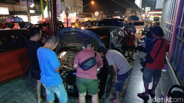 Terjebak Macet di Ajibarang Banyumas, Mobil Pemudik Overheat