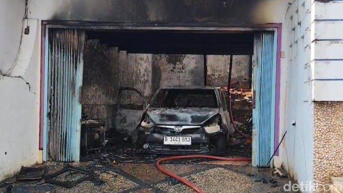 Mobil Terbakar di Semarang, Api Merambat hingga Menghanguskan Rumah Warga
