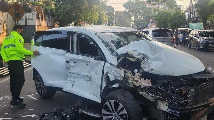 Mendadak Oleng, KIA Sportage Tabrak Truk Tebu di Jalanan Kota Malang