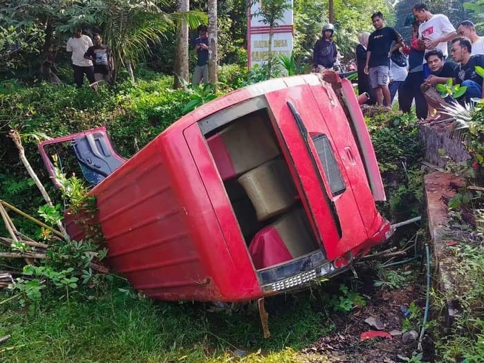 Elf Gagal Nanjak, Melorot dan Masuk Parit di Cilongok Banyumas