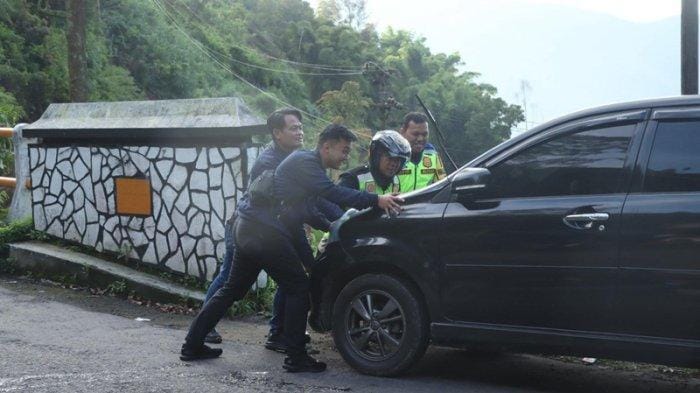 Wisatawan Serbu Dieng Pasca Lebaran, Kendaraan Mogok di Tanjakan Wonosobo