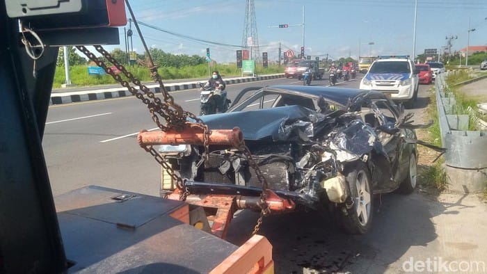 Truk Boks Ditinggal Buang Air, Diseruduk Sedan Civic di Tol Klaten