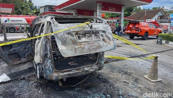 Mobil Avanza Terbakar di SPBU Secang Magelang