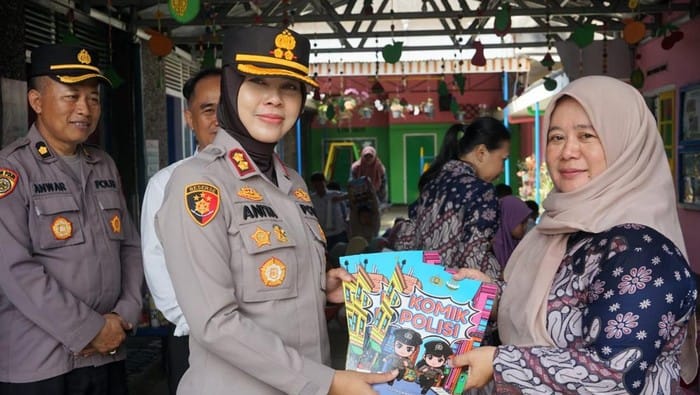 Kapolres Magelang Kota Bagikan Komik Polisi untuk Kenalkan Profesi Kepolisian pada Anak