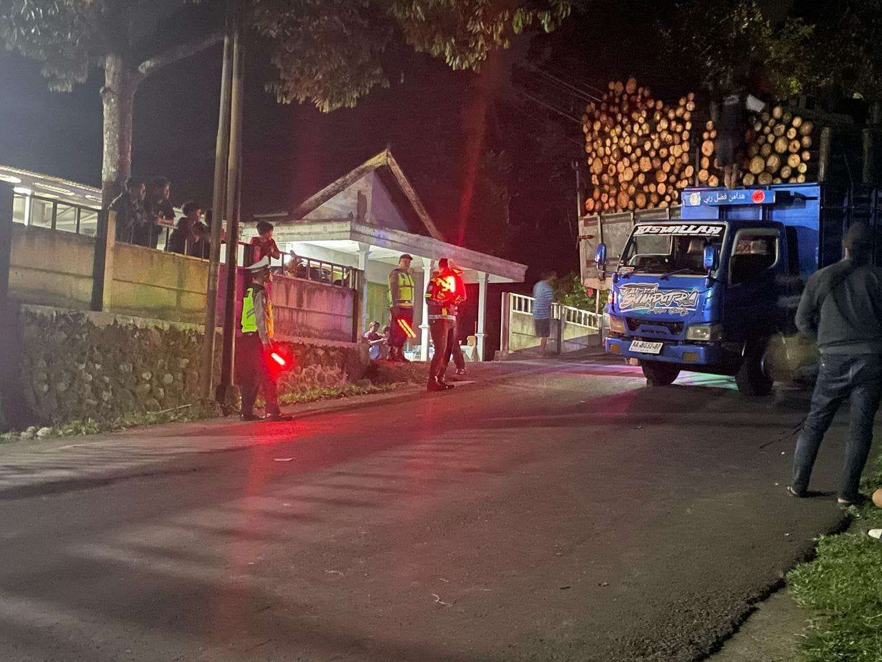 Polisi Evakuasi Truk yang Menutup Jalan di Pengadegan