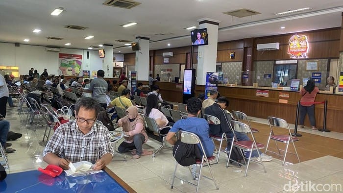 Program Pemutihan Pajak Diminati Warga Semarang, Kantor Samsat Ramai